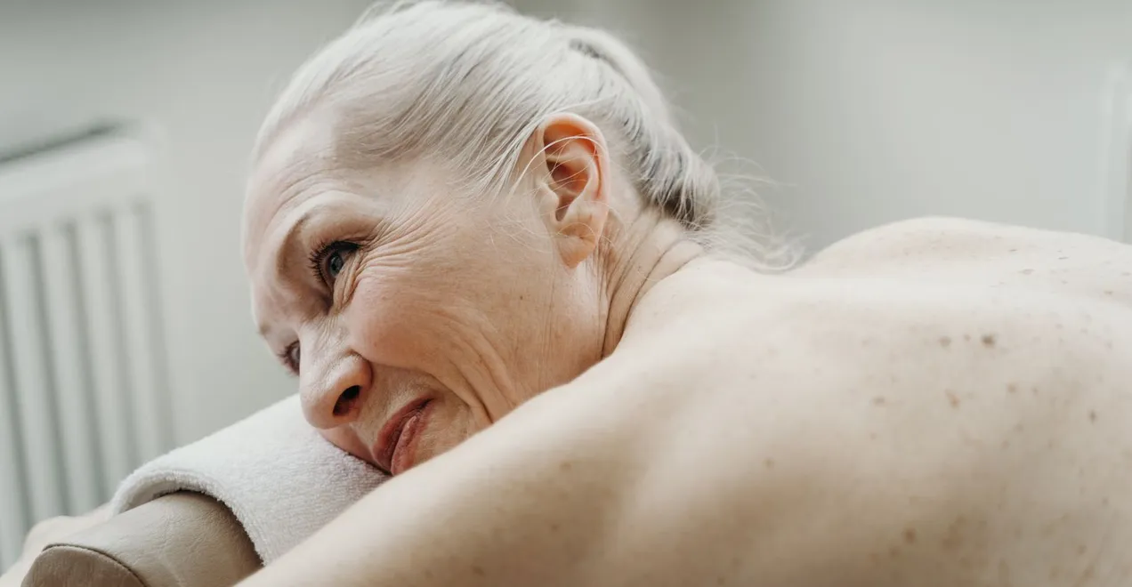 Eine zufriedene Seniorin ruht sich entspannt aus.